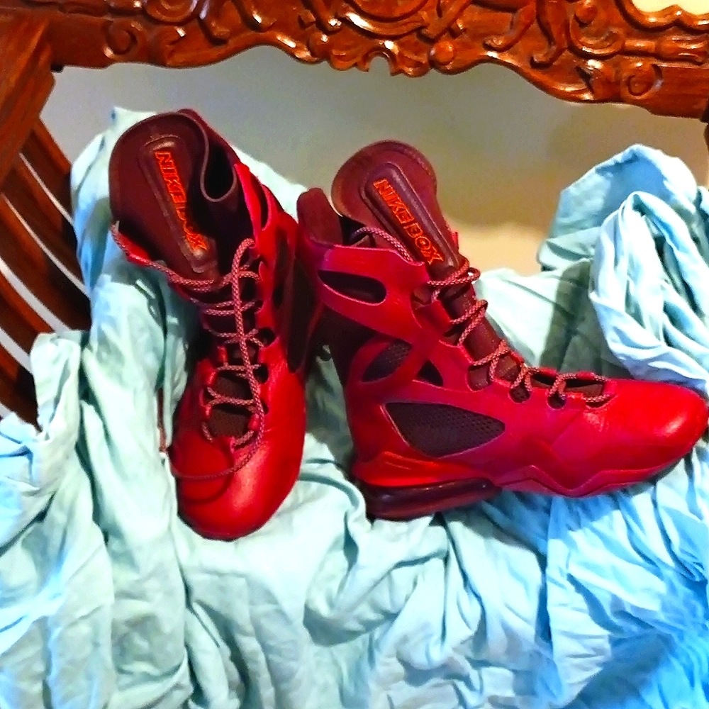 NIKE BOX WOMAN SZ 7.5 LIMITED EDITION WE PURCHASE IN ITALY USED